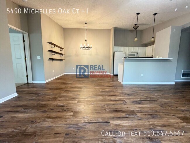 Foto del edificio - 5490 Michelles Oak Ct