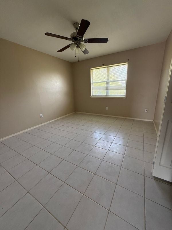 Building Photo - 1800 Oasis Dr
