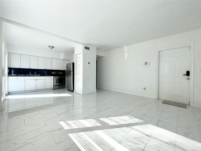 Building Photo - 1132 NE 111th St