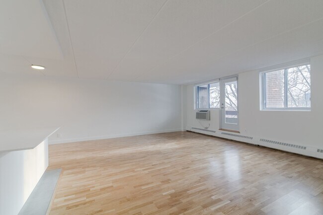 Building Photo - 4800 Maisonneuve Blvd W