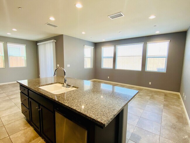 Foto del edificio - $2,395 Belmont & Fowler, 3 Bedroom - N Eli...