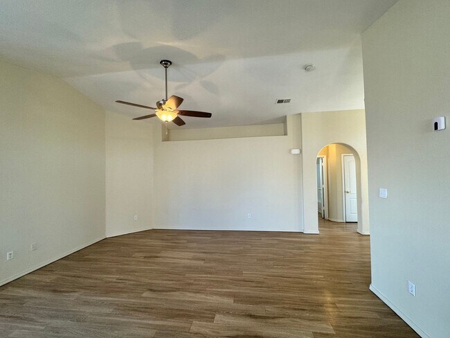 Foto del edificio - Charming 3-bedroom, 2-bathroom home. MOVE ...