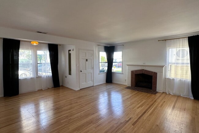 Building Photo - 2431 Walgrove Ave