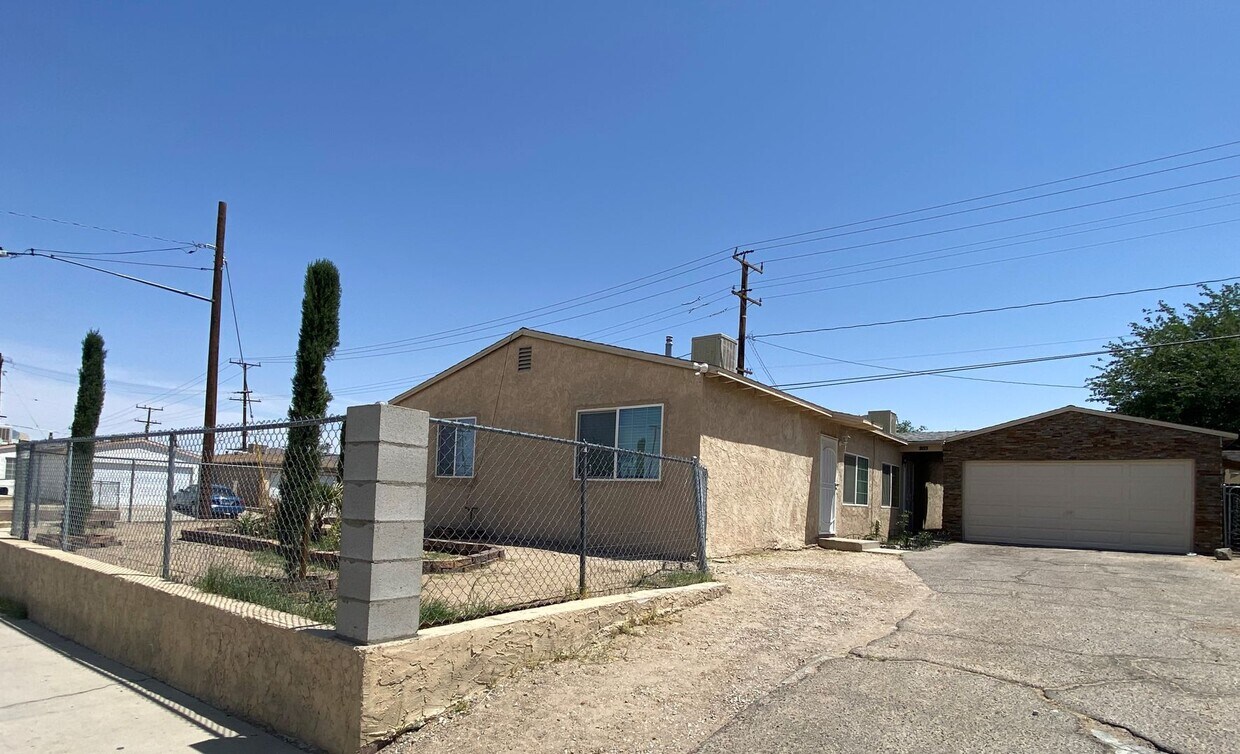 301303 Maxine Ave Unit 303 MAXINE AVE, Barstow, CA 92311 Room for