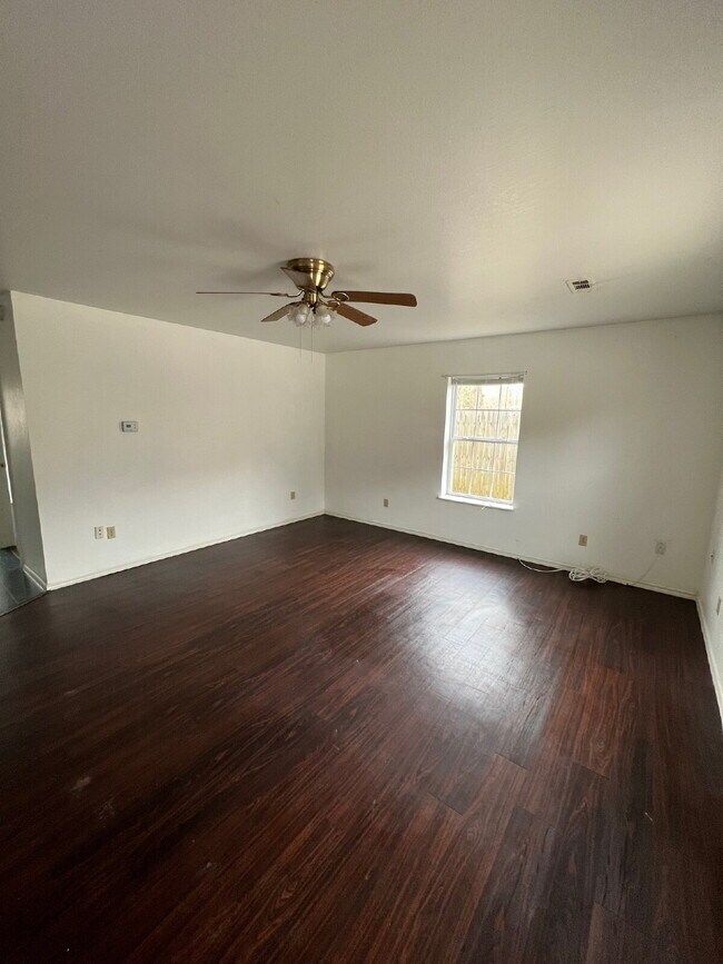 Building Photo - **Move In special $400 off first month rent **Two bedroom or two office with extra large garage a...