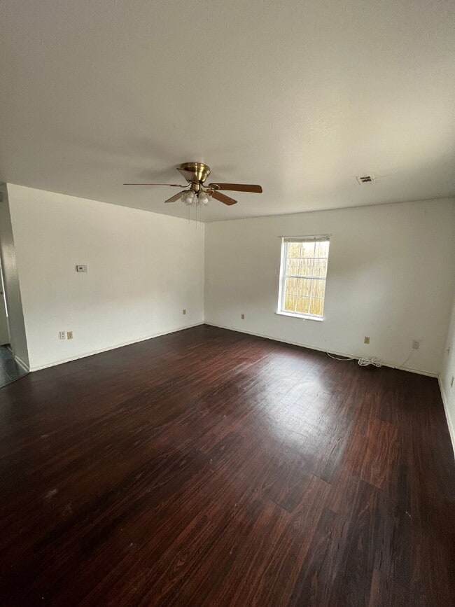 Foto del edificio - **Move In special $400 off first month rent **Two bedroom or two office with extra large garage a...
