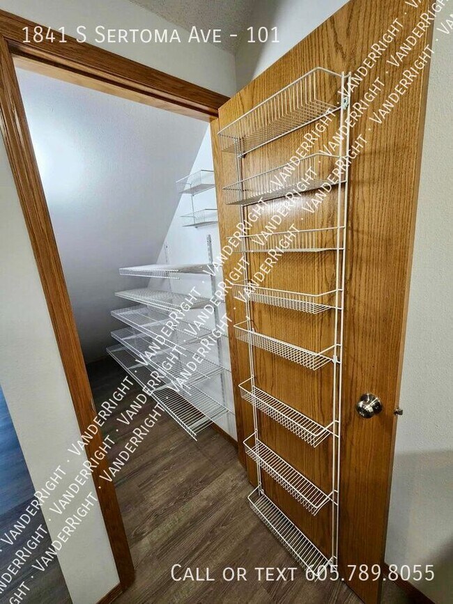 Foto del edificio - 1841 S Sertoma Ave