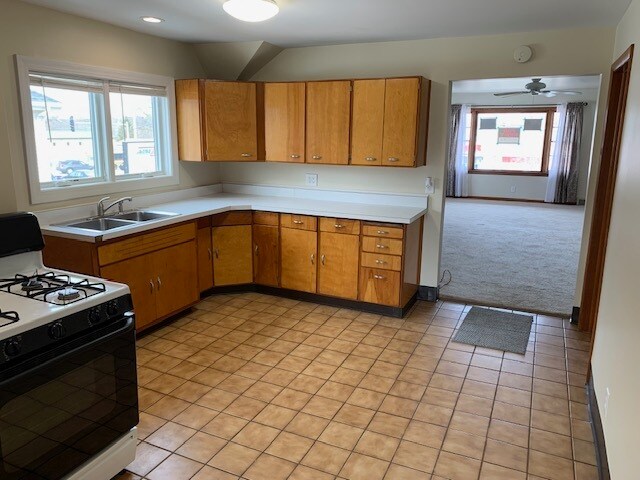 Plenty of Counter Space - 8 S Lincolnway