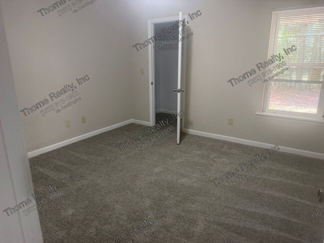 Building Photo - 2266 Sherwood Ave