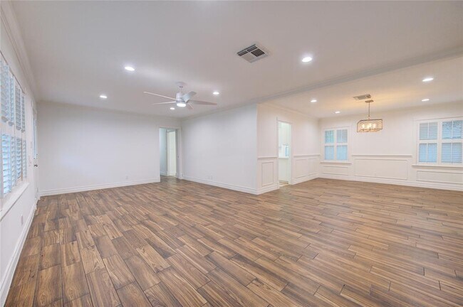 Building Photo - 8439 Westview Dr