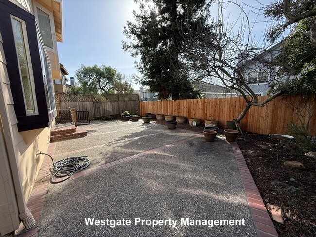 Building Photo - 545 Almanor St