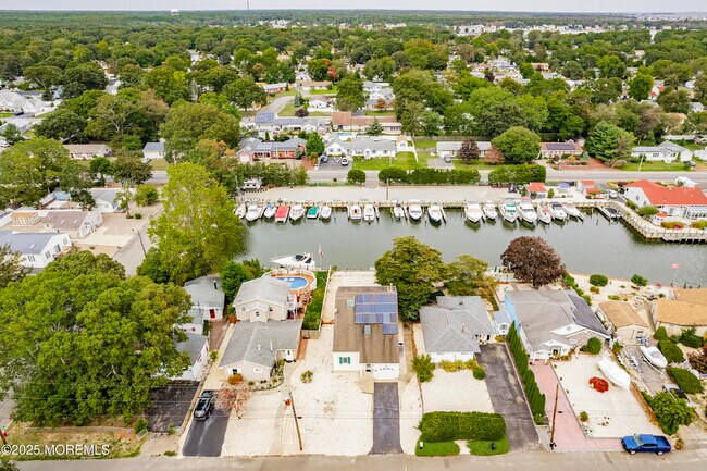 Foto del edificio - 410 Hemlock Dr