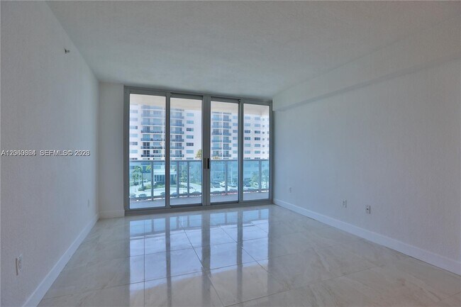 Foto del edificio - 7501 E Treasure Dr