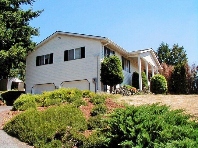 Foto del edificio - Spacious Split Level 4 Bedroom Home w/ Gre...