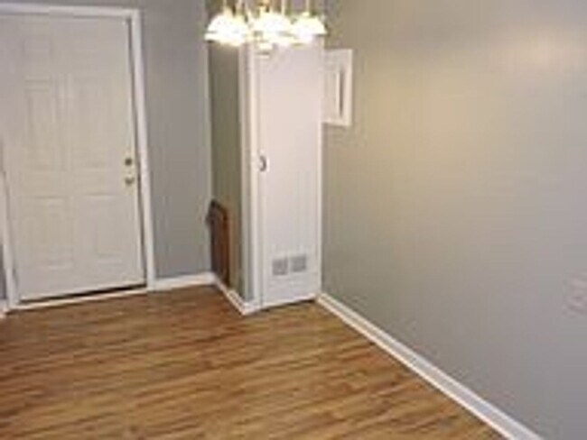 Building Photo - Southwest Topeka Home!
