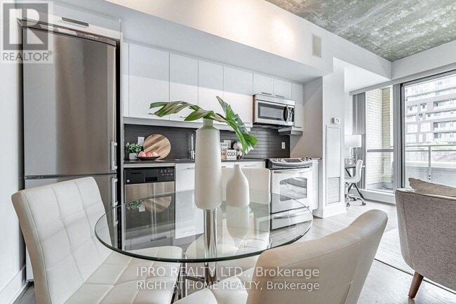 Photo du bâtiment - 630-630 Queen St E