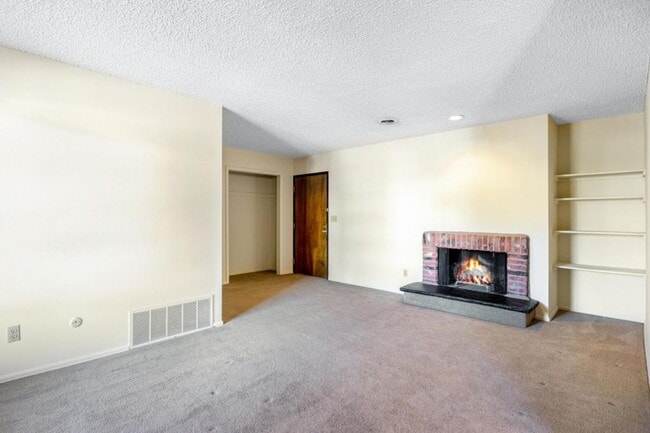 Building Photo - 6520 Delmonico Dr