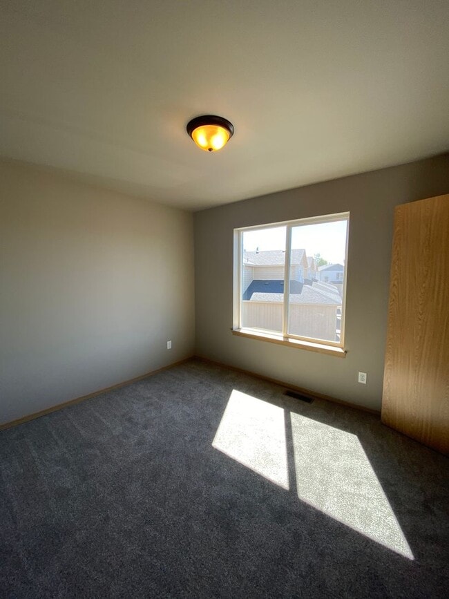 Building Photo - h703