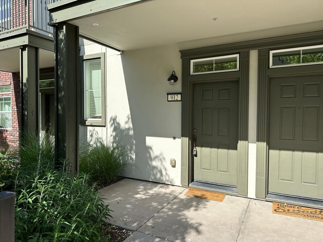 Primary Photo - Beautiful Tri-level 3 Bedroom, 3 Bath Town...