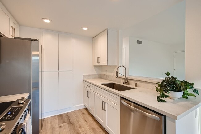 Building Photo - Recently Renovated!! - 3 Bedroom/2 Bath Fi...