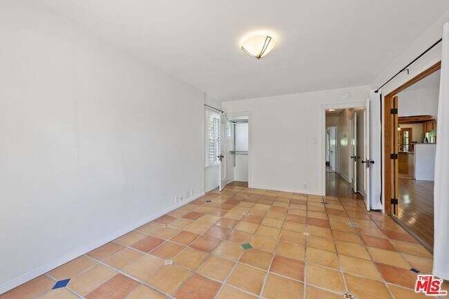 Building Photo - 2110 Overland Ave