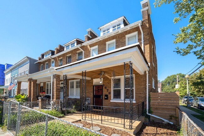 Foto del edificio - Available Now!  // 3bedroom 2.5 bathroom C...