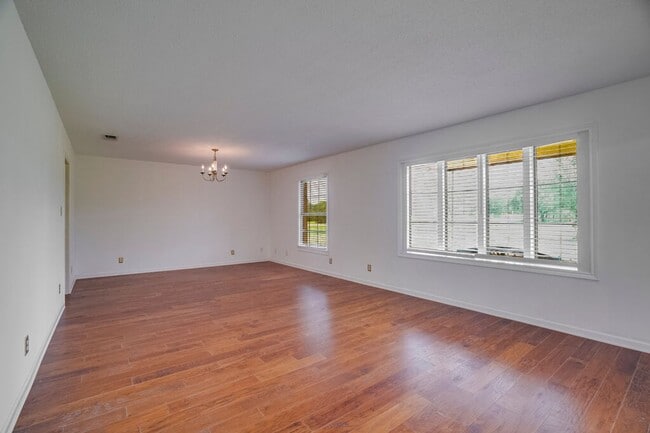 Building Photo - 506 E Palm Valley Blvd