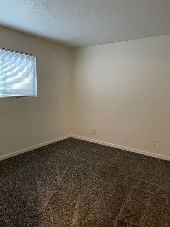 Foto del edificio - Chico 2 bed, one bath Duplex Private courtyard, Pool and Shared Laundry