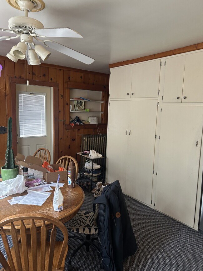 Foto del edificio - 3 bedroom 1 bath Apartment Available June 1st!! Massive bedrooms and a 5 minute walk to campus.