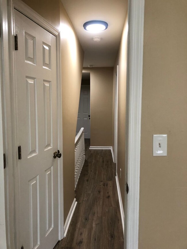 Building Photo - Great Home! 4 Bedrooms! Lots of Living Spa...