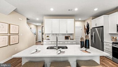 Building Photo - 8 Shamrock Cir