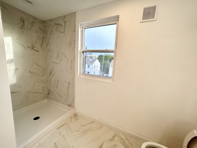 Building Photo - Poplar 3 Bedroom