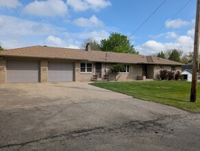 Building Photo - 403 Oak St