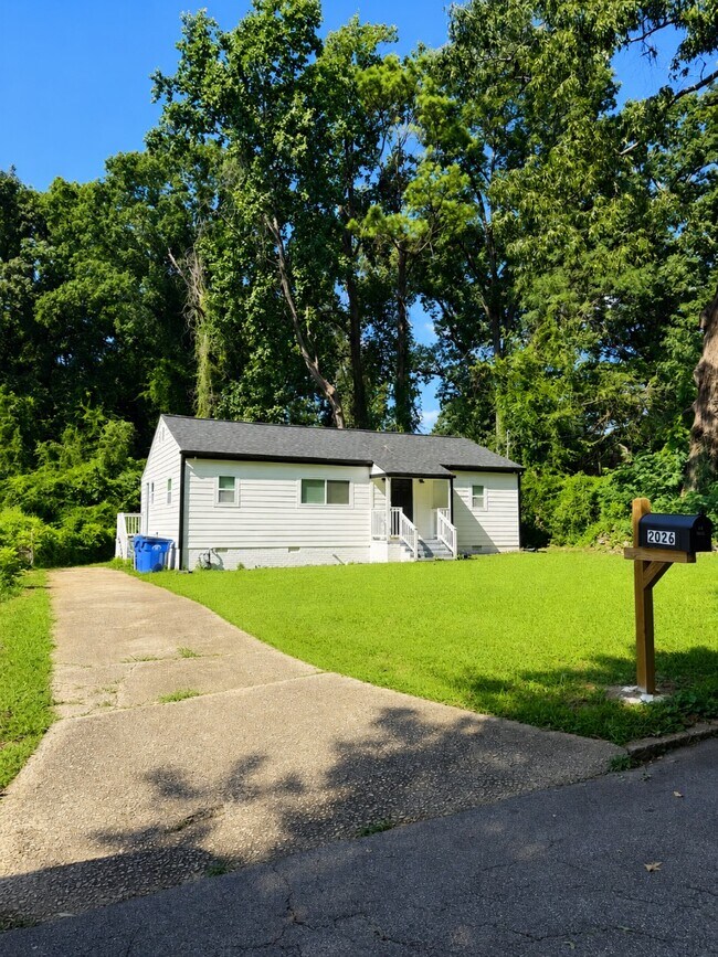 Building Photo - 2026 Lisbon Dr SW