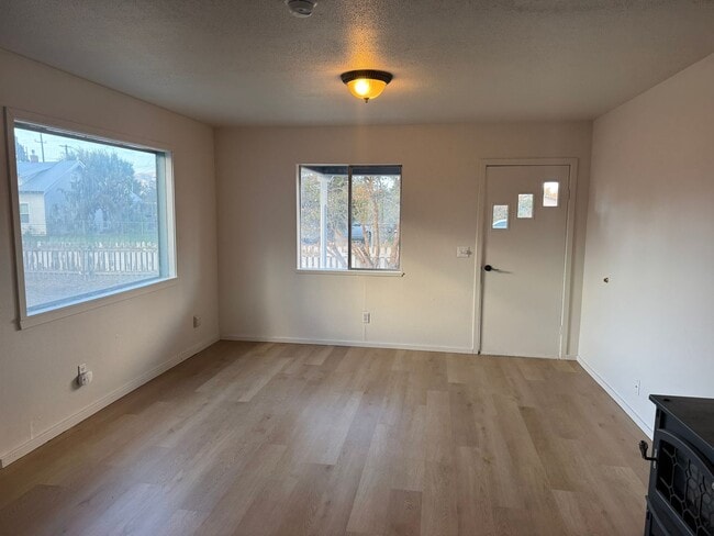 Building Photo - Relaxed Living in West Ellensburg