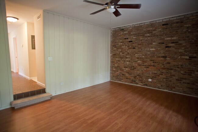 Building Photo - Cute 2-bedroom townhome in The Oaks!