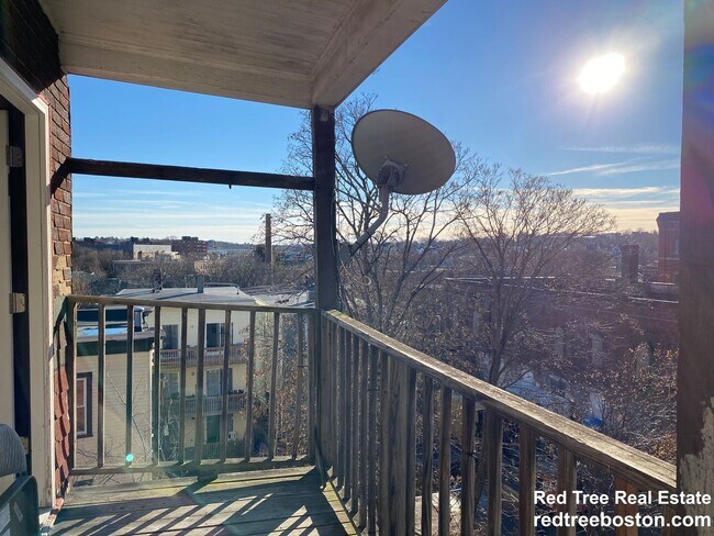 Foto del edificio - 12 Bickford Ave