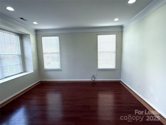 Foto del edificio - 7549 Bluff Point Ln