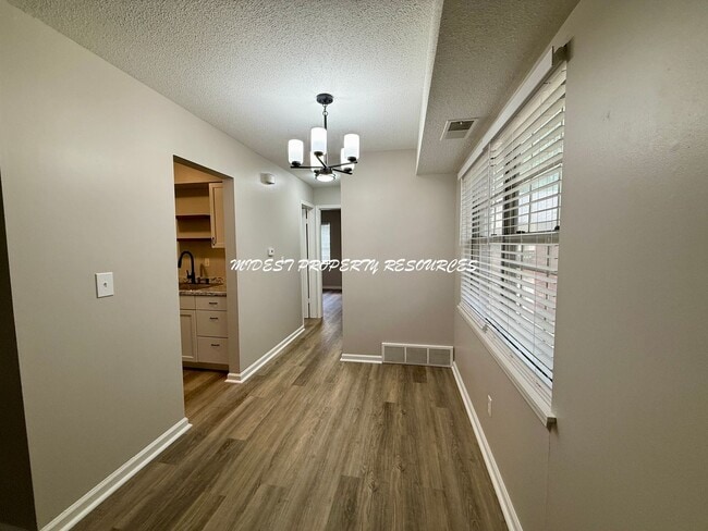 Foto del edificio - Stunning 1 Bedroom Apartment w/ Covered Pa...