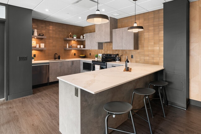 resident lounge - 1274 Devonshire Av