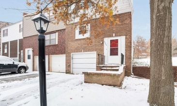 Building Photo - 3727 NE Colonial Dr