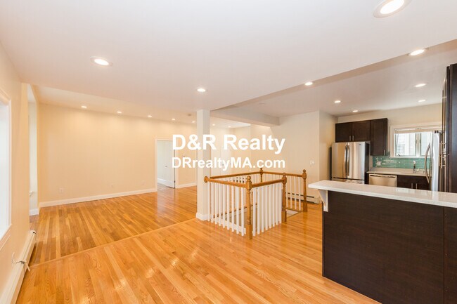 Building Photo - 128 Monument St