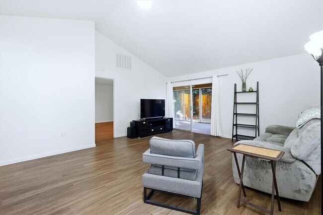 Foto del edificio - 4819 Village Garden Dr