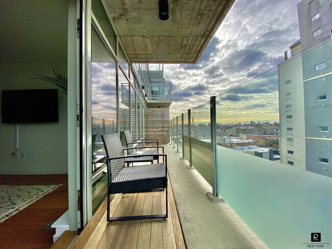 Foto del edificio - 211 McGuinness Boulevard