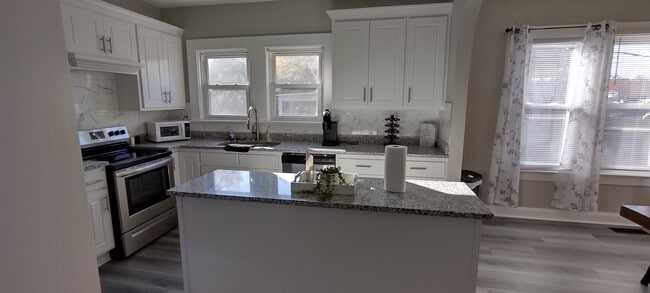 Kitchen - 404 Formosa Ave