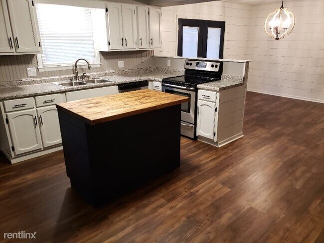 Building Photo - 3 br, 2 bath House - 300 Chadwick Dr