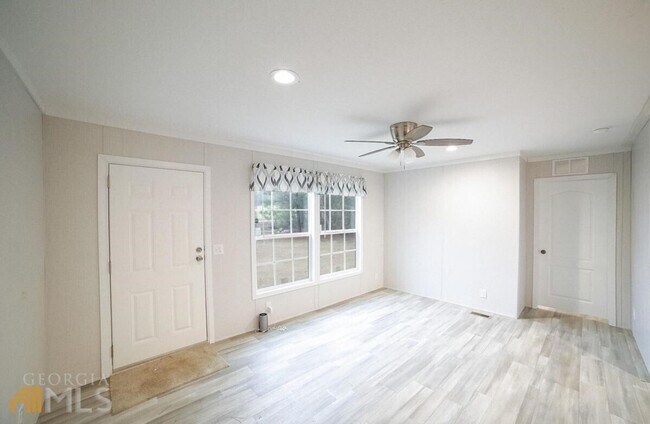 Foto del edificio - Spacious 4-Bedroom Home with Lawn Maintena...