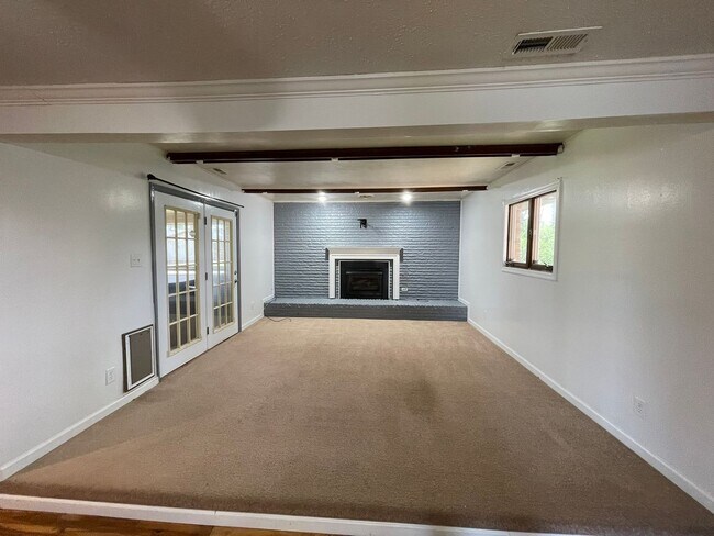 Foto del edificio - Spacious Home with Large Yard, Hot Tub, and More