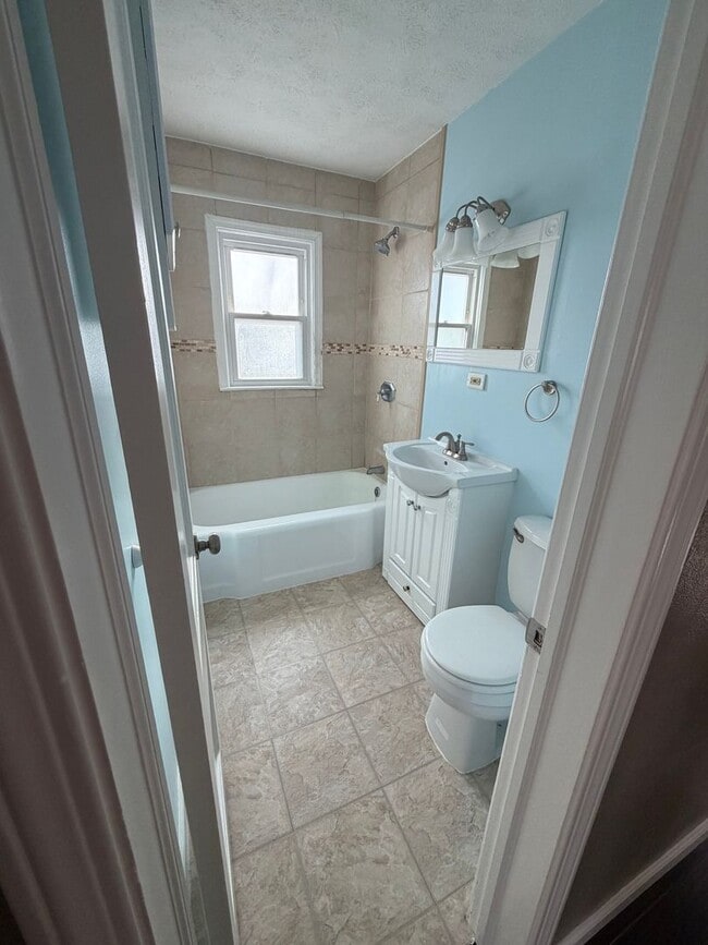 Foto del edificio - Spacious 3-Bedroom Home with Private Owner’s Suite