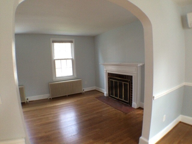 Foto del edificio - Remodeled 3 to 4 BR, 1.5 BA colonial home in downtown Bethesda. Walk to Metro.